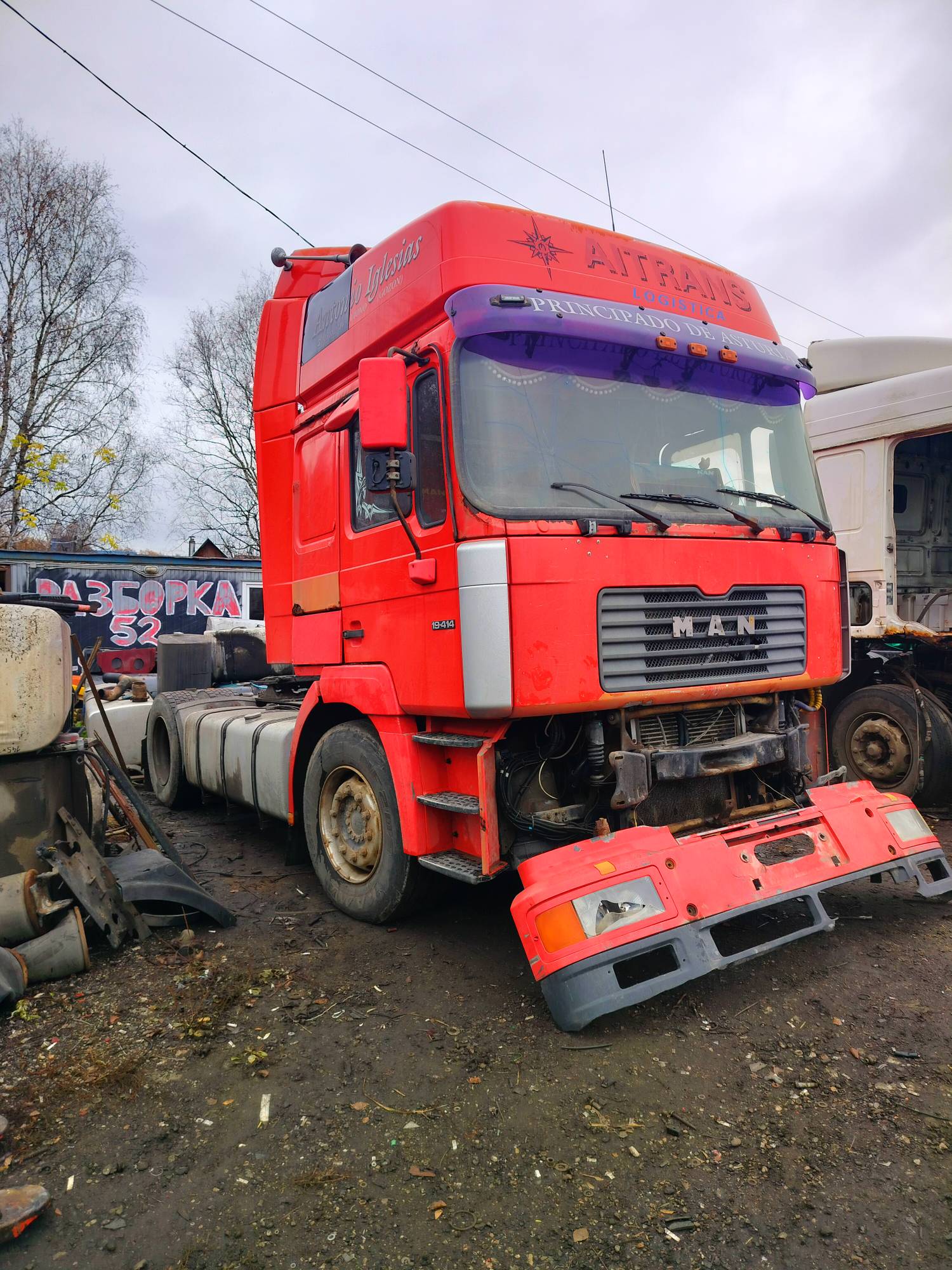 На разборку поступил MAN F2000 2000 г.в. Двигатель D2866LF34 4-х клапанные головки, КПП 16S181 с ретардой, редуктор HY13110 37/12 подвеска рессорная перед, сзади воздух. Кабина высокая, гнилая. Крыша в продаже.